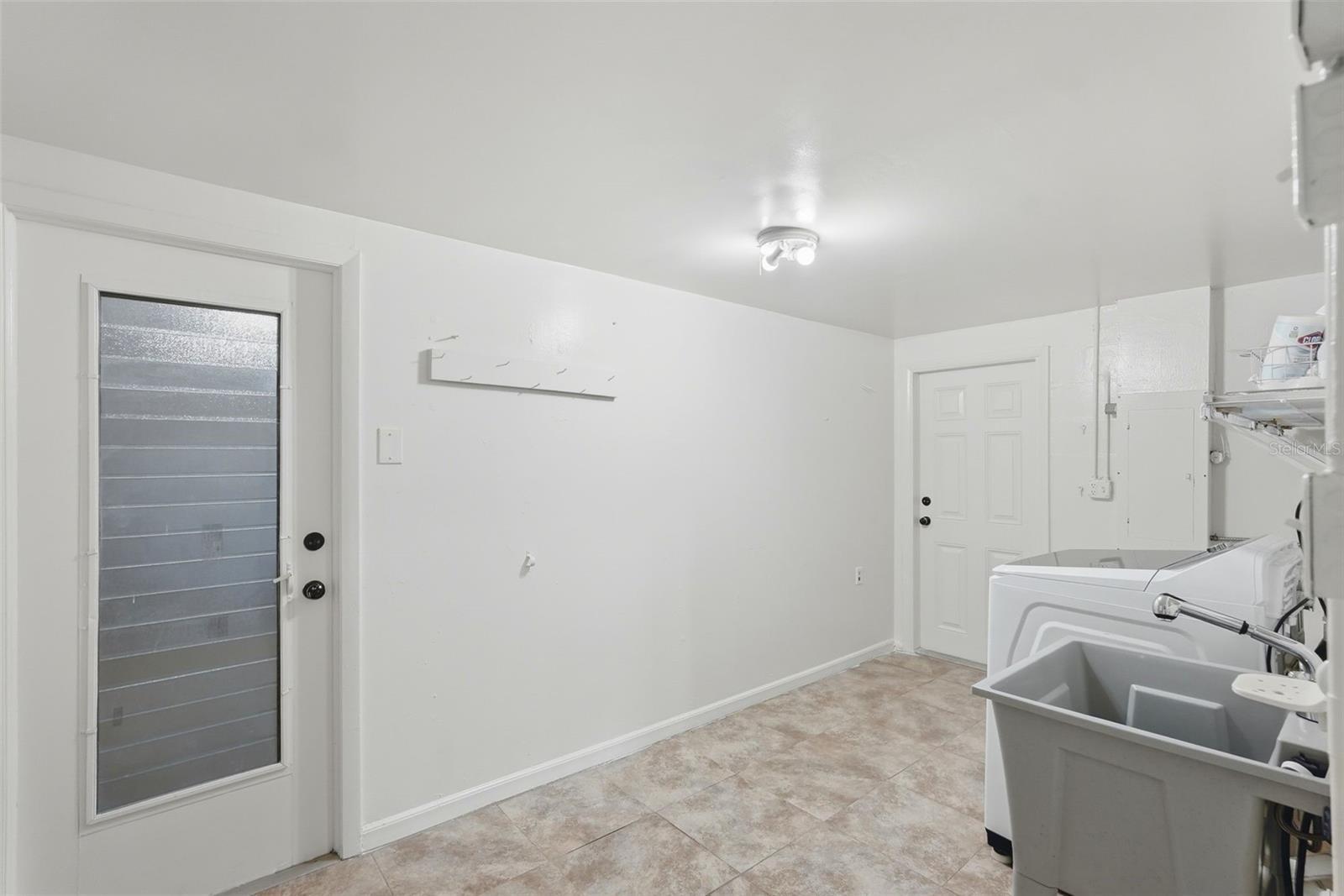 Listing photo id 27 for 3391 Walnut Street Ne