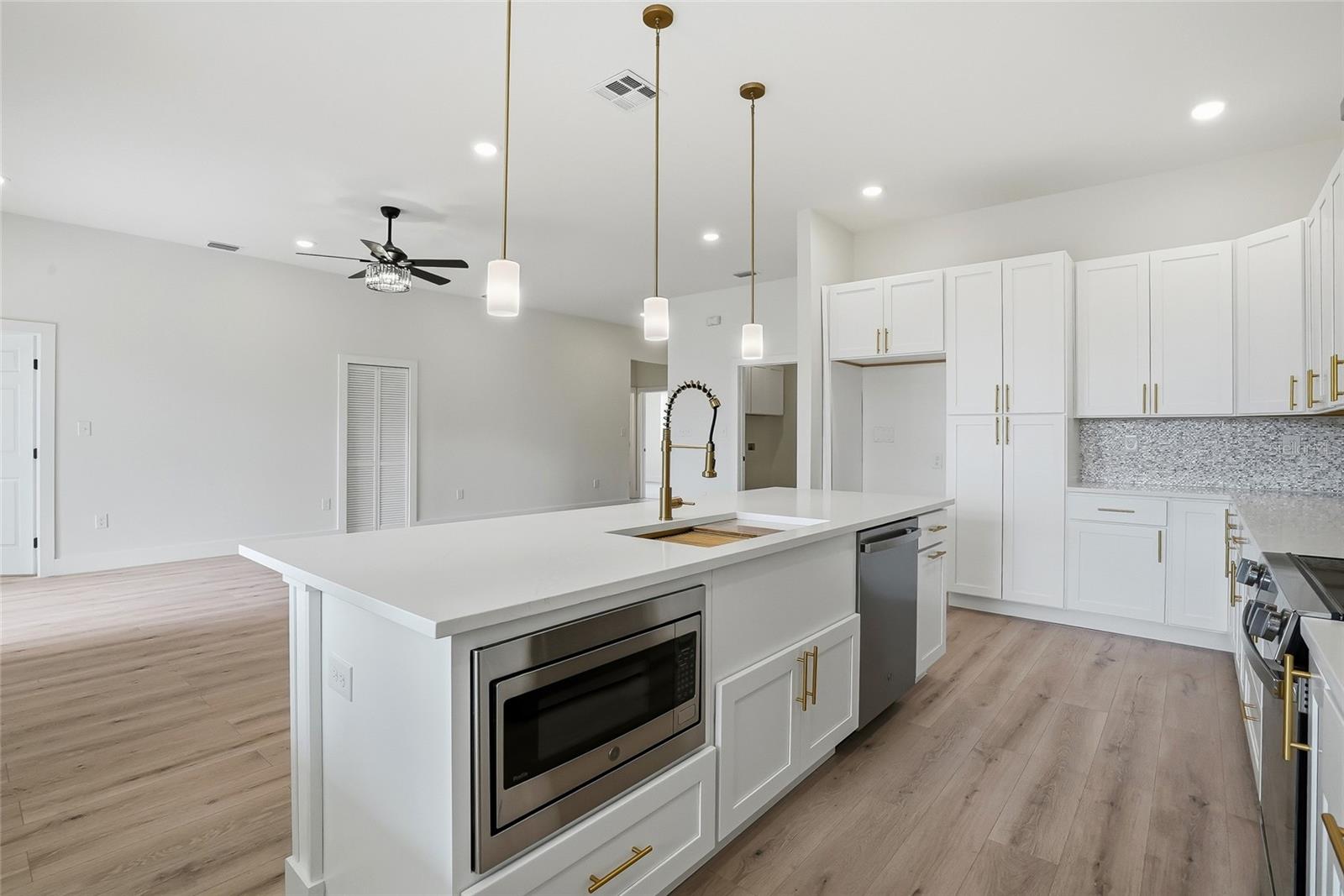 Listing photo id 12 for 11256 Salters Street