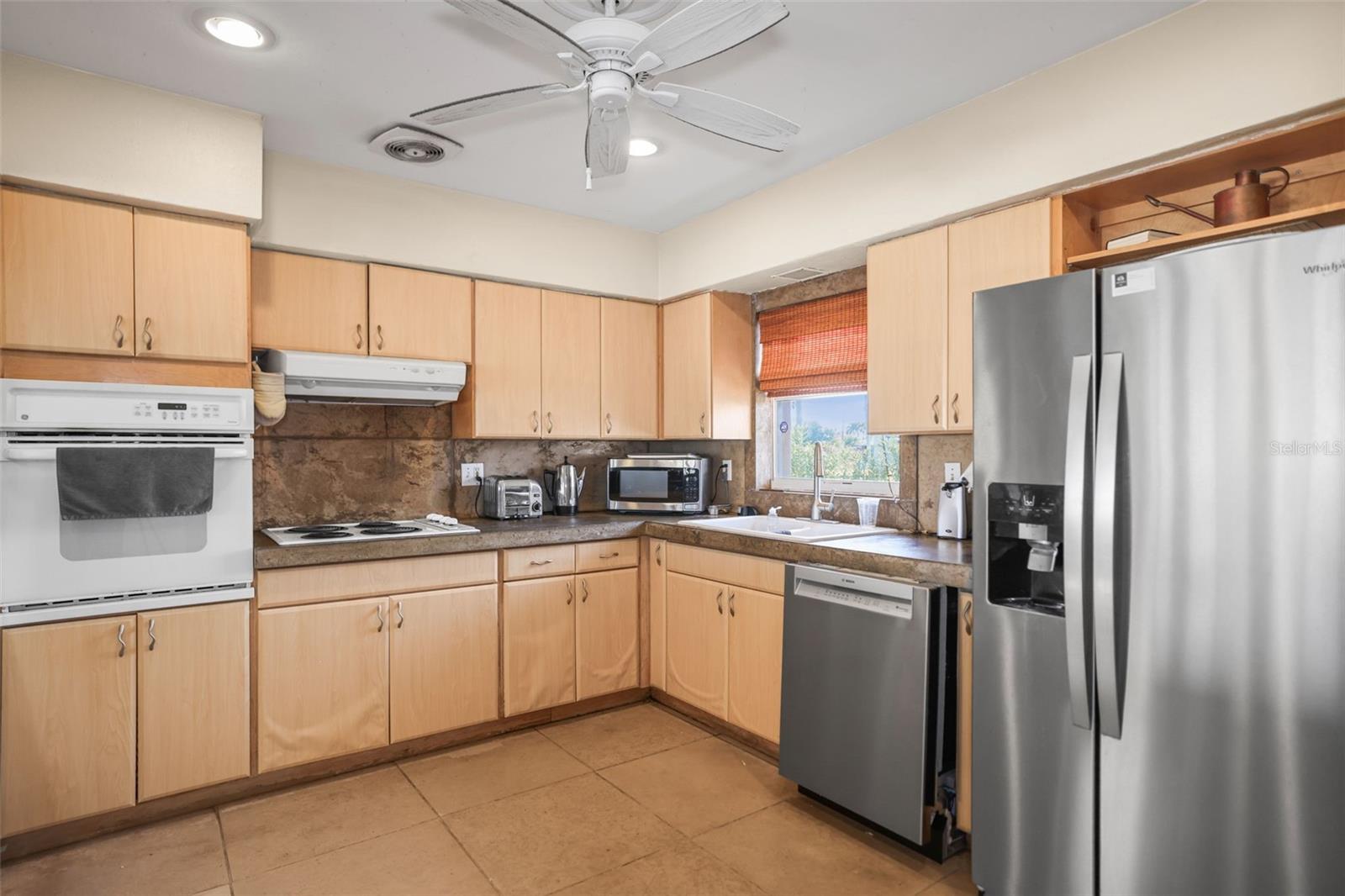 Listing photo id 17 for 645 Normandy Road