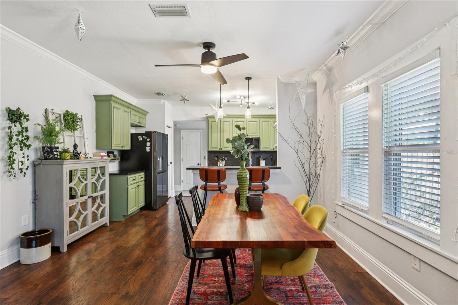 Listing photo id 10 for 202 Curtis Street