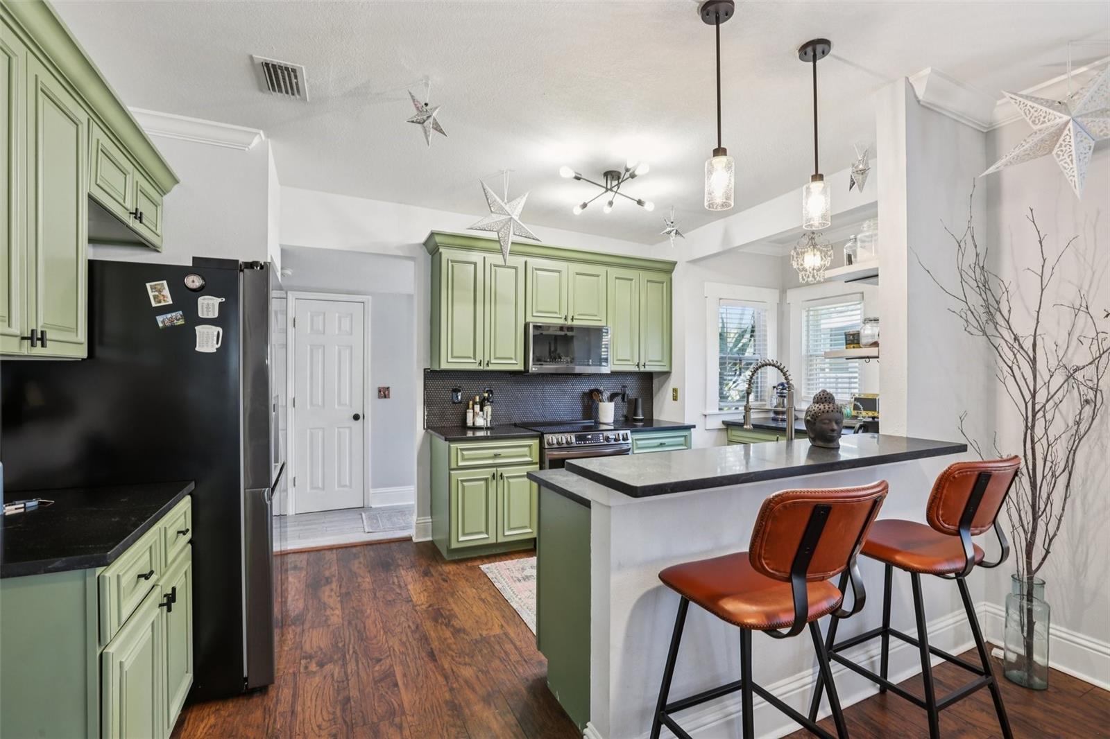 Listing photo id 13 for 202 Curtis Street