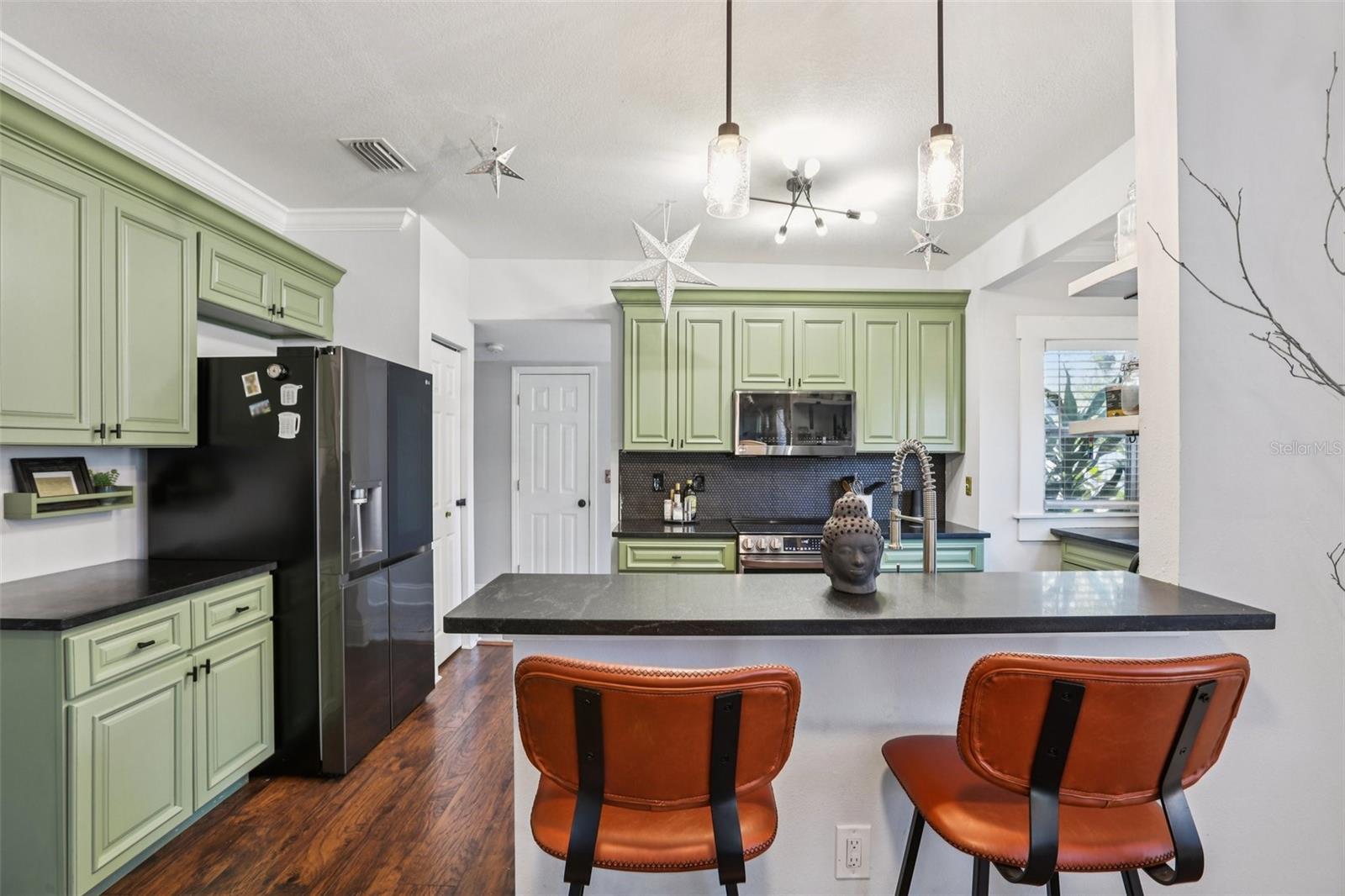 Listing photo id 14 for 202 Curtis Street