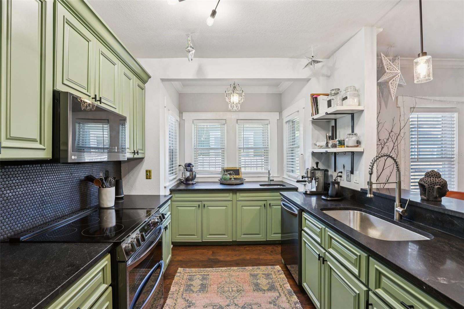 Listing photo id 15 for 202 Curtis Street