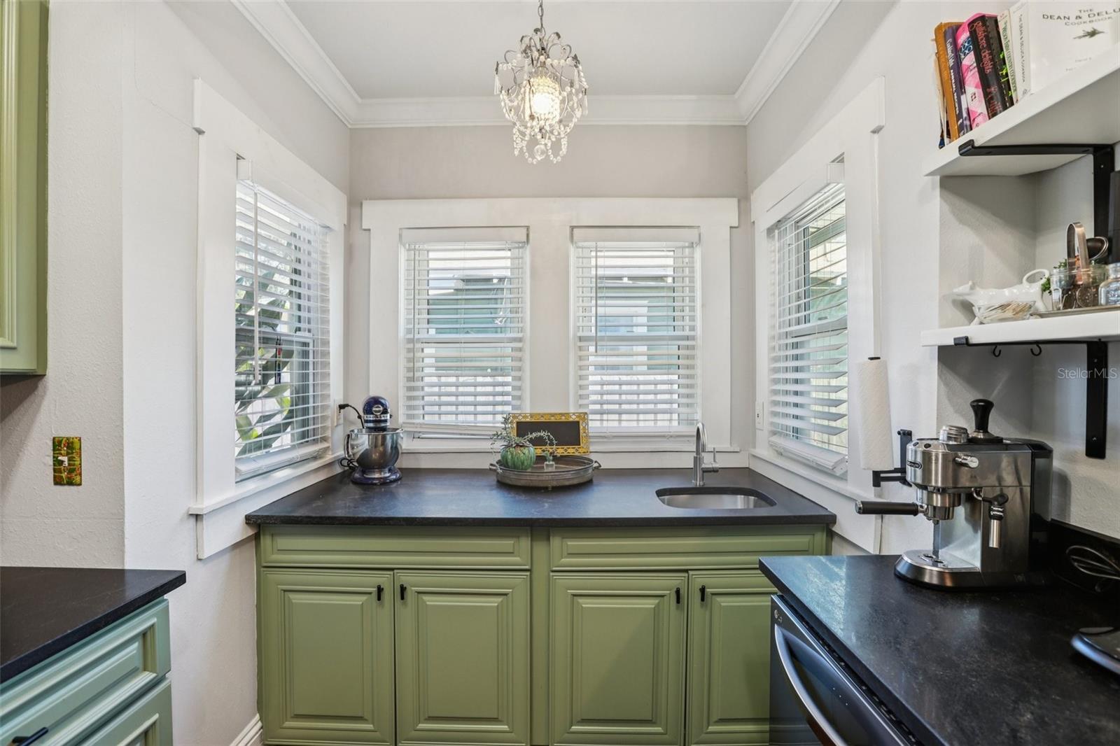 Listing photo id 17 for 202 Curtis Street