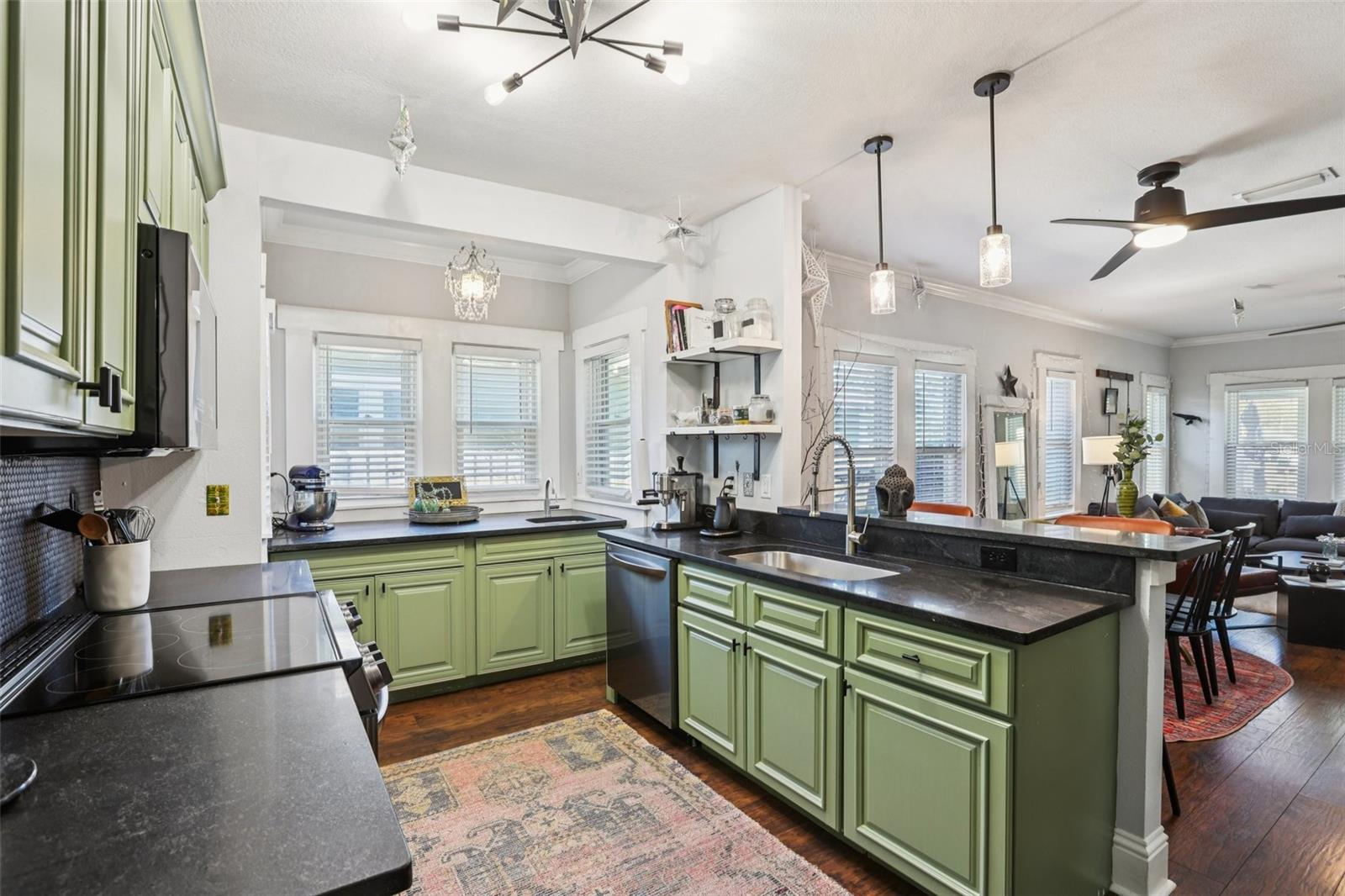 Listing photo id 18 for 202 Curtis Street