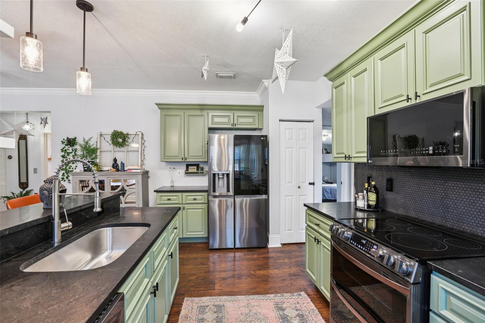 Listing photo id 19 for 202 Curtis Street