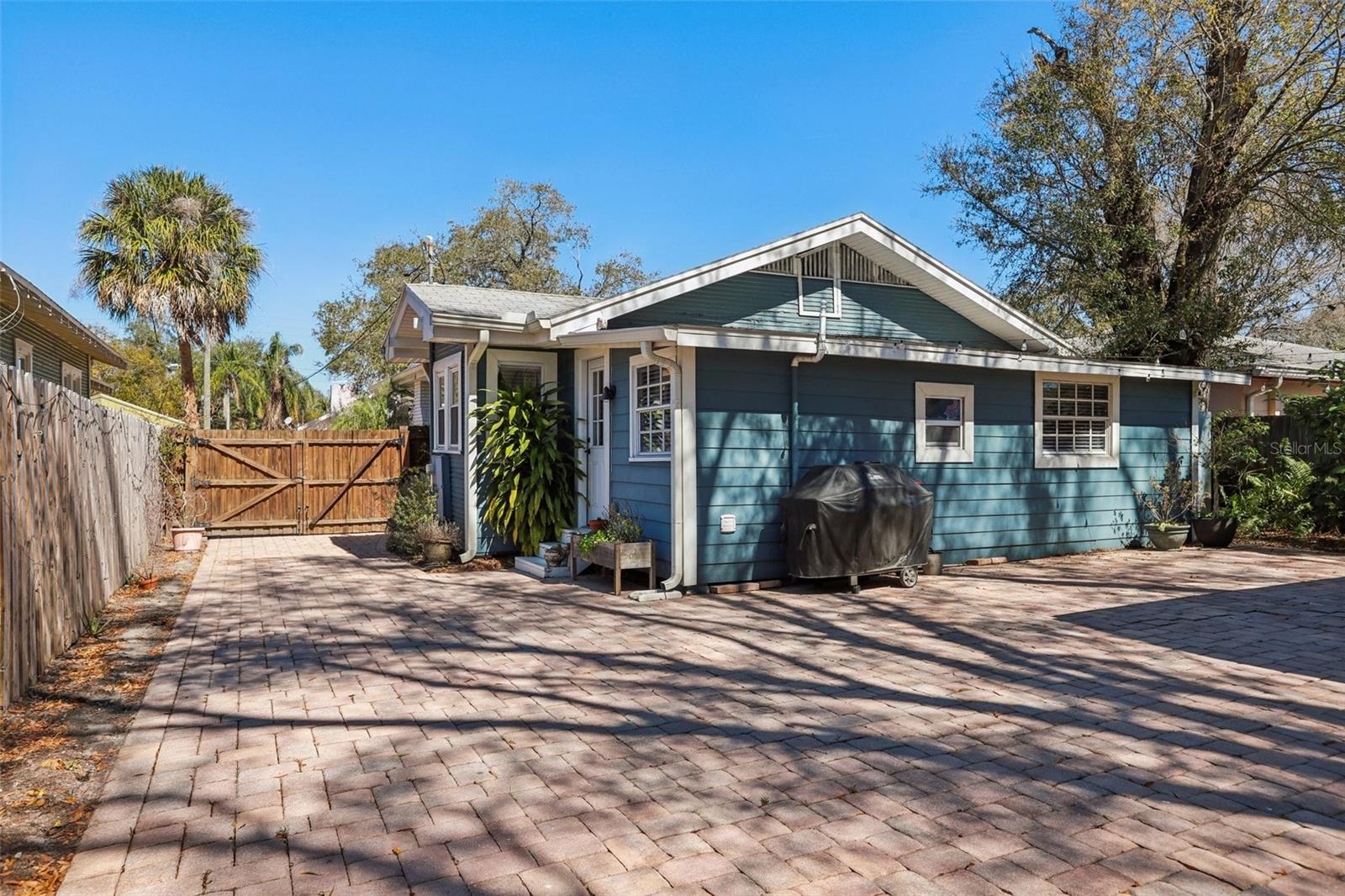 Listing photo id 37 for 202 Curtis Street