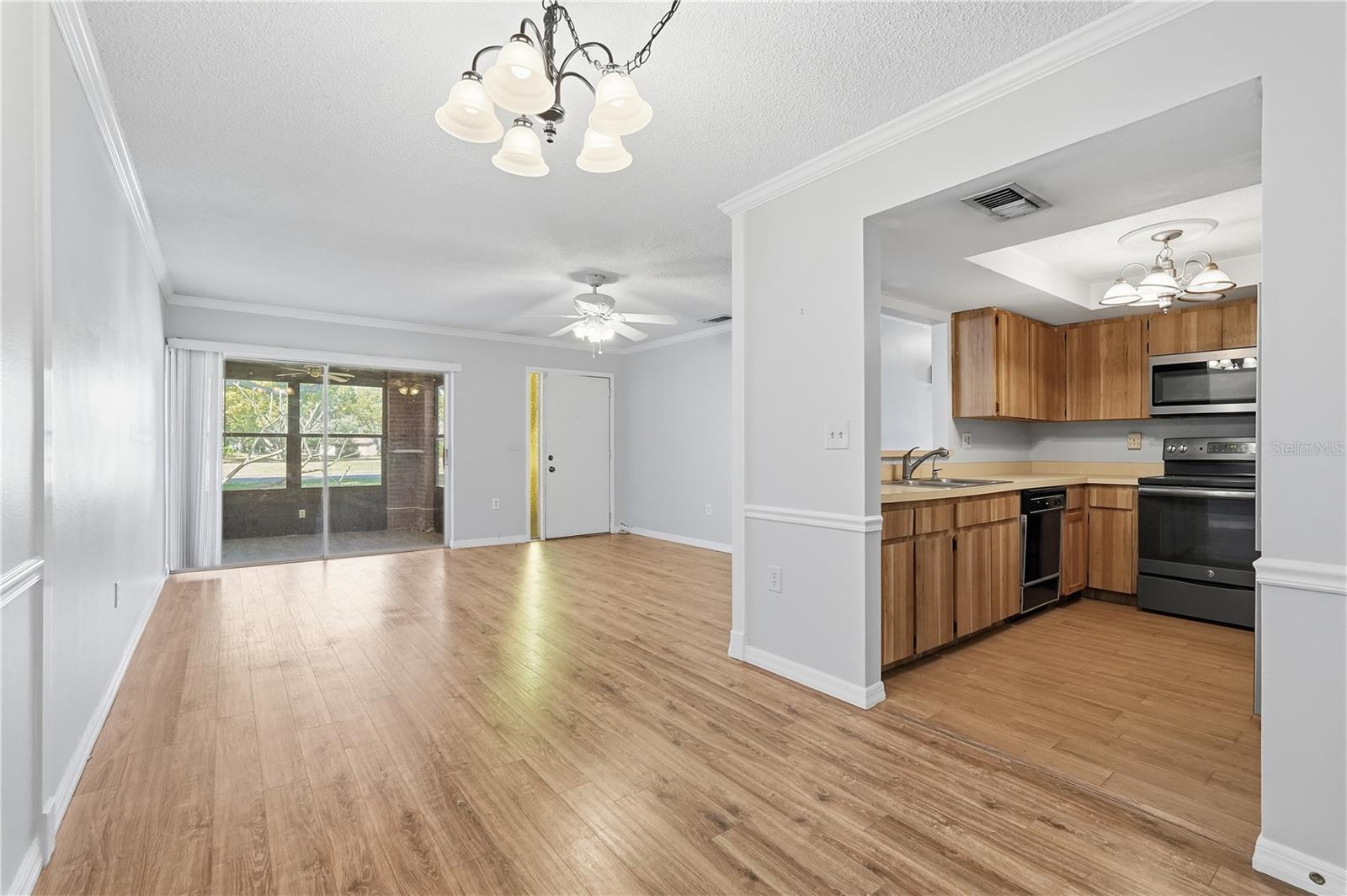 Listing photo id 4 for 8131 Braddock Circle 1