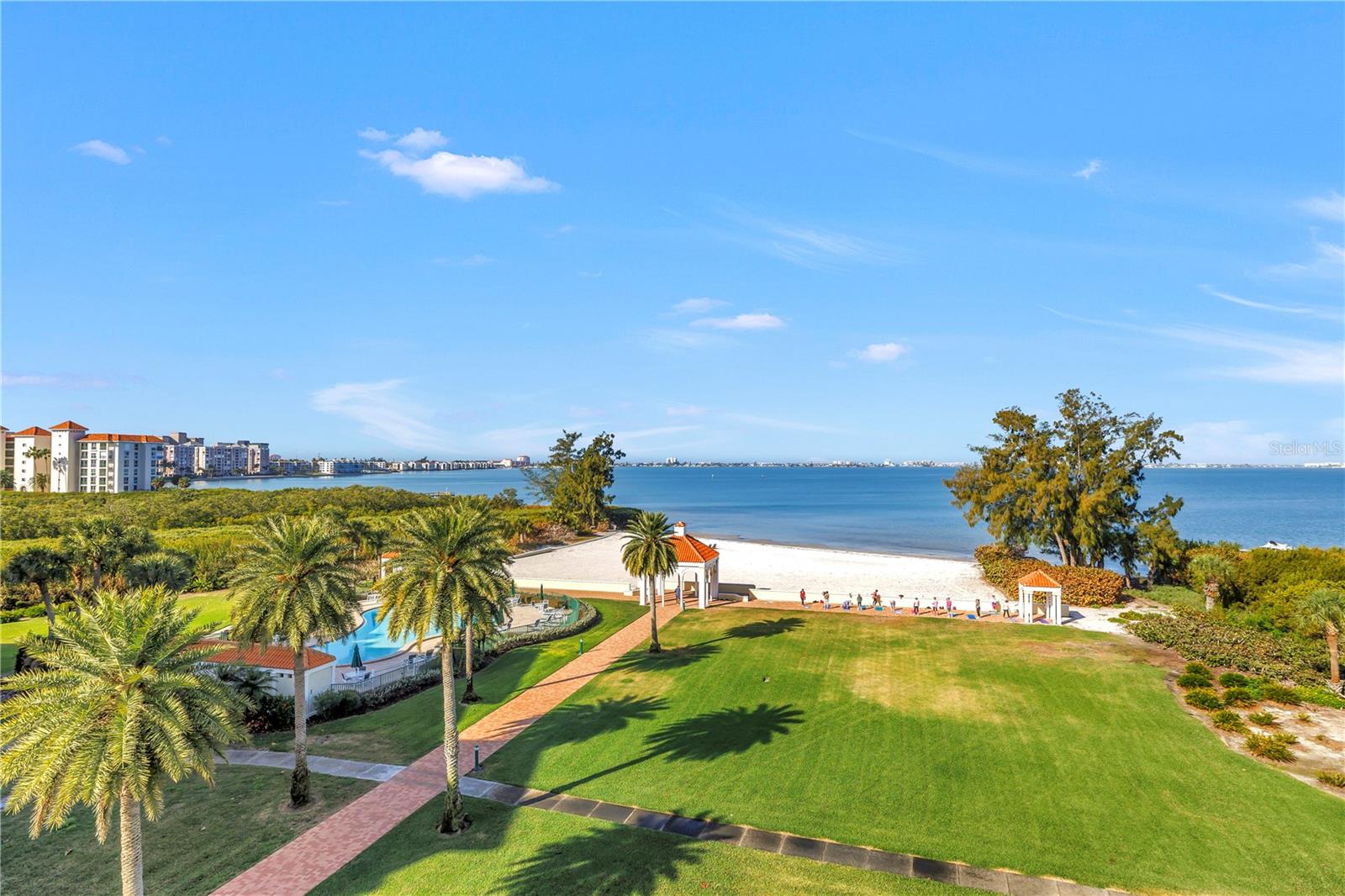 Listing photo id 10 for 4737 Dolphin Cay Lane S 401