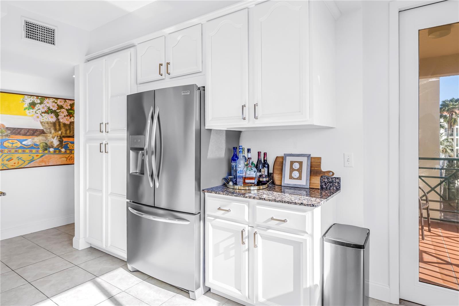 Listing photo id 11 for 4737 Dolphin Cay Lane S 401