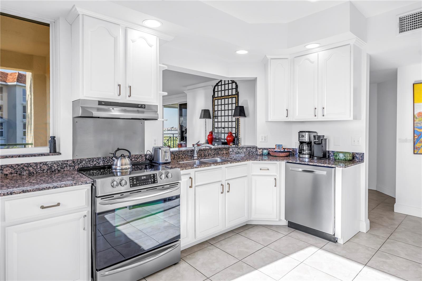 Listing photo id 13 for 4737 Dolphin Cay Lane S 401