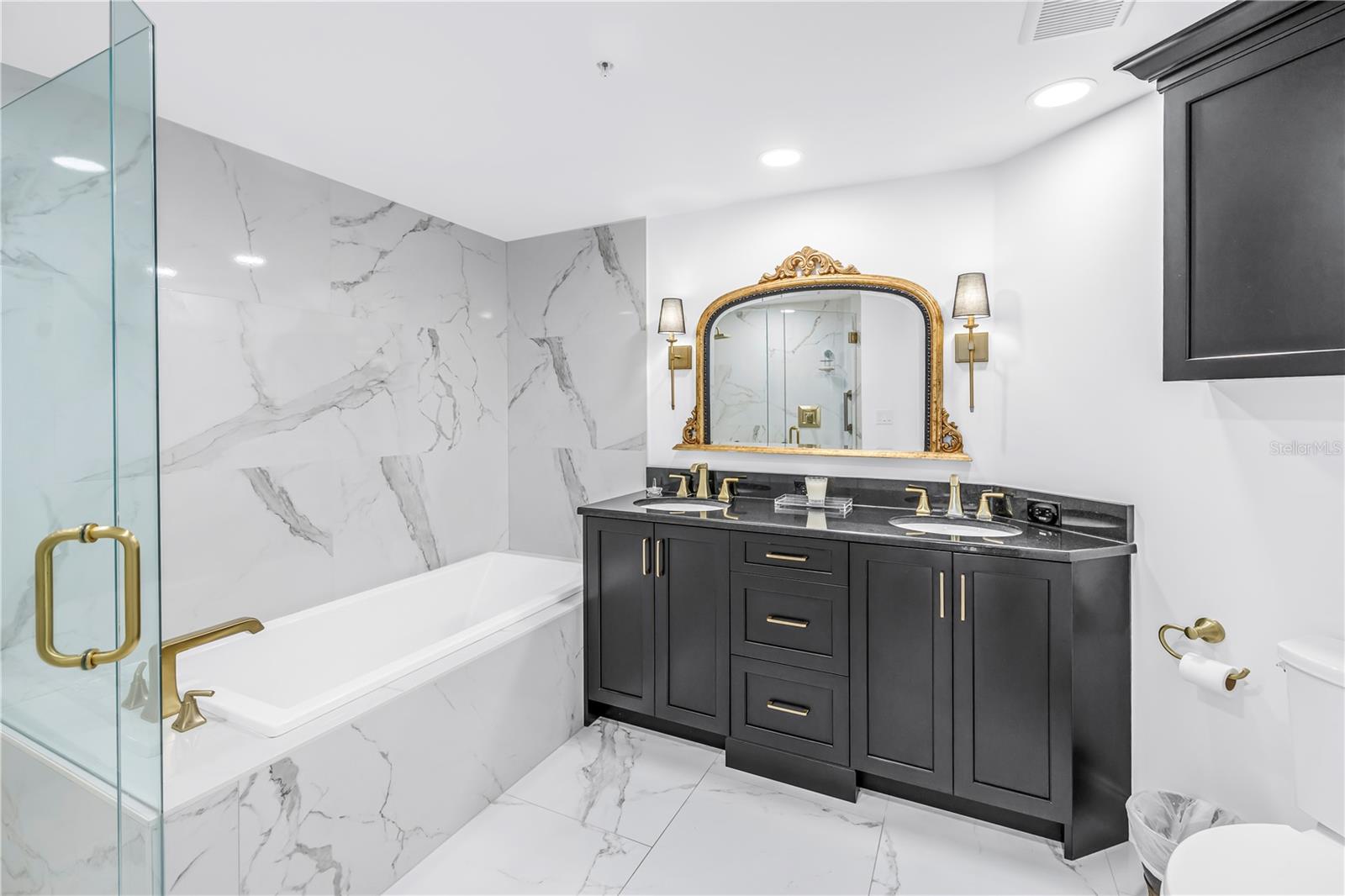 Listing photo id 16 for 4737 Dolphin Cay Lane S 401