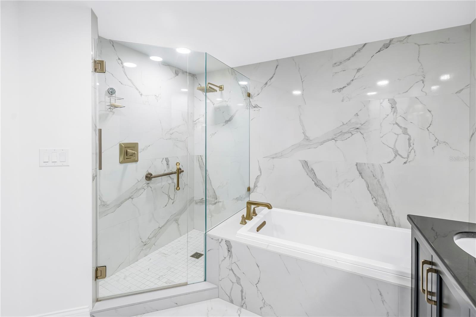 Listing photo id 17 for 4737 Dolphin Cay Lane S 401