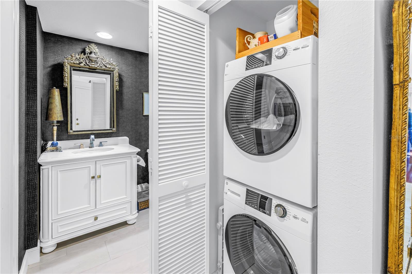 Listing photo id 21 for 4737 Dolphin Cay Lane S 401