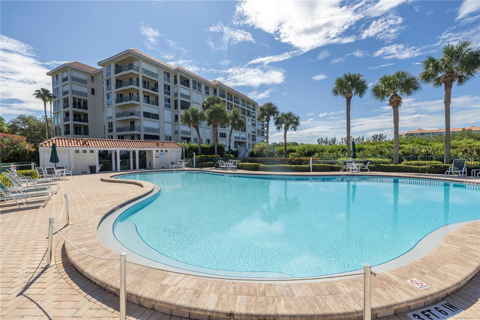 Listing photo id 27 for 4737 Dolphin Cay Lane S 401