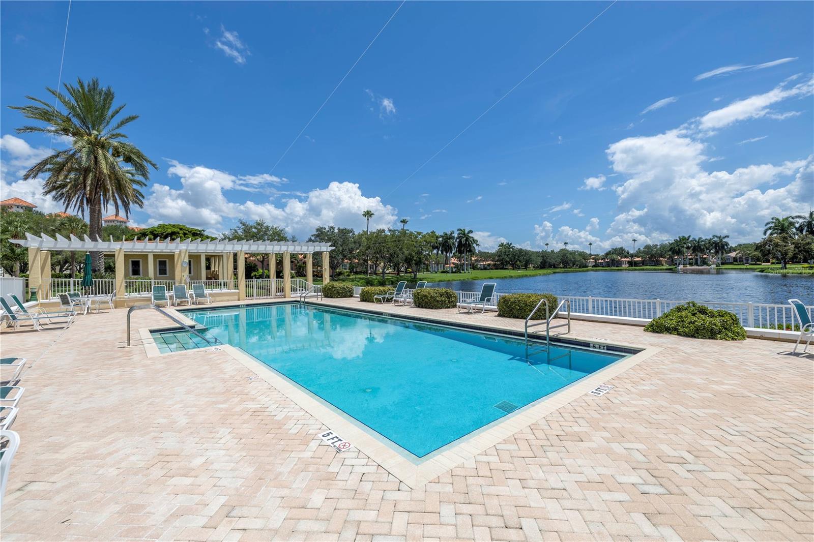 Listing photo id 29 for 4737 Dolphin Cay Lane S 401