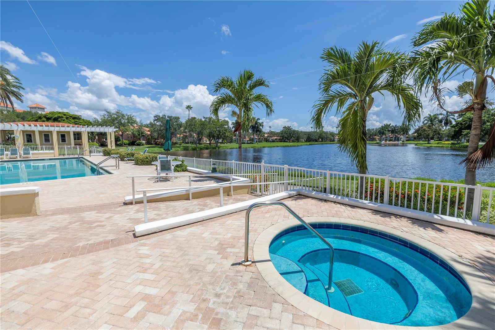 Listing photo id 30 for 4737 Dolphin Cay Lane S 401