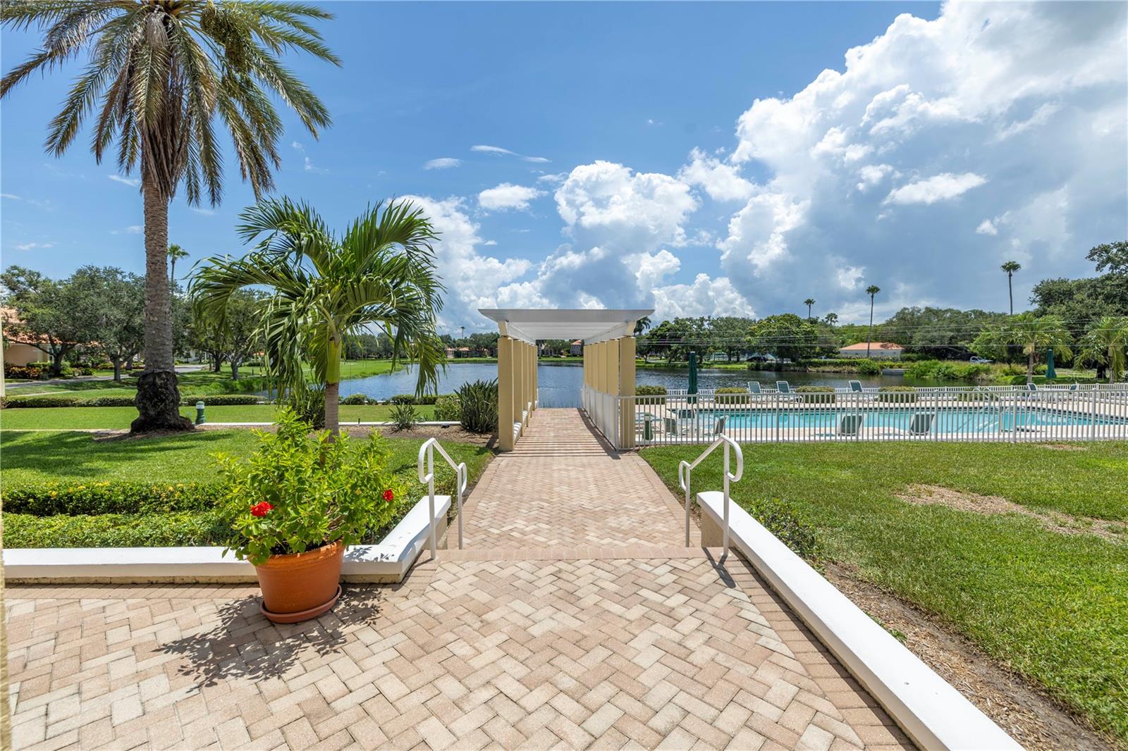 Listing photo id 31 for 4737 Dolphin Cay Lane S 401