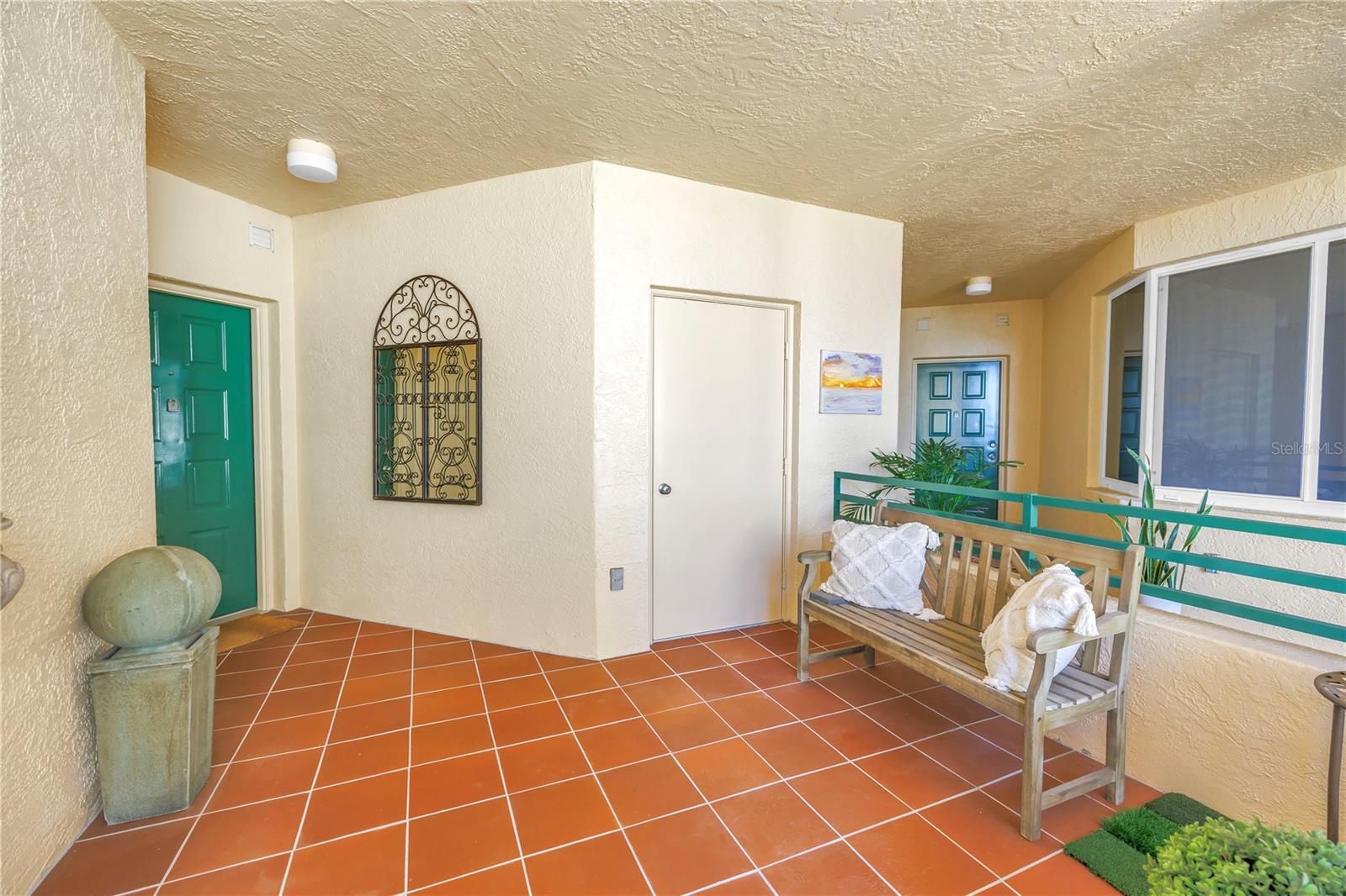 Listing photo id 2 for 4737 Dolphin Cay Lane S 401