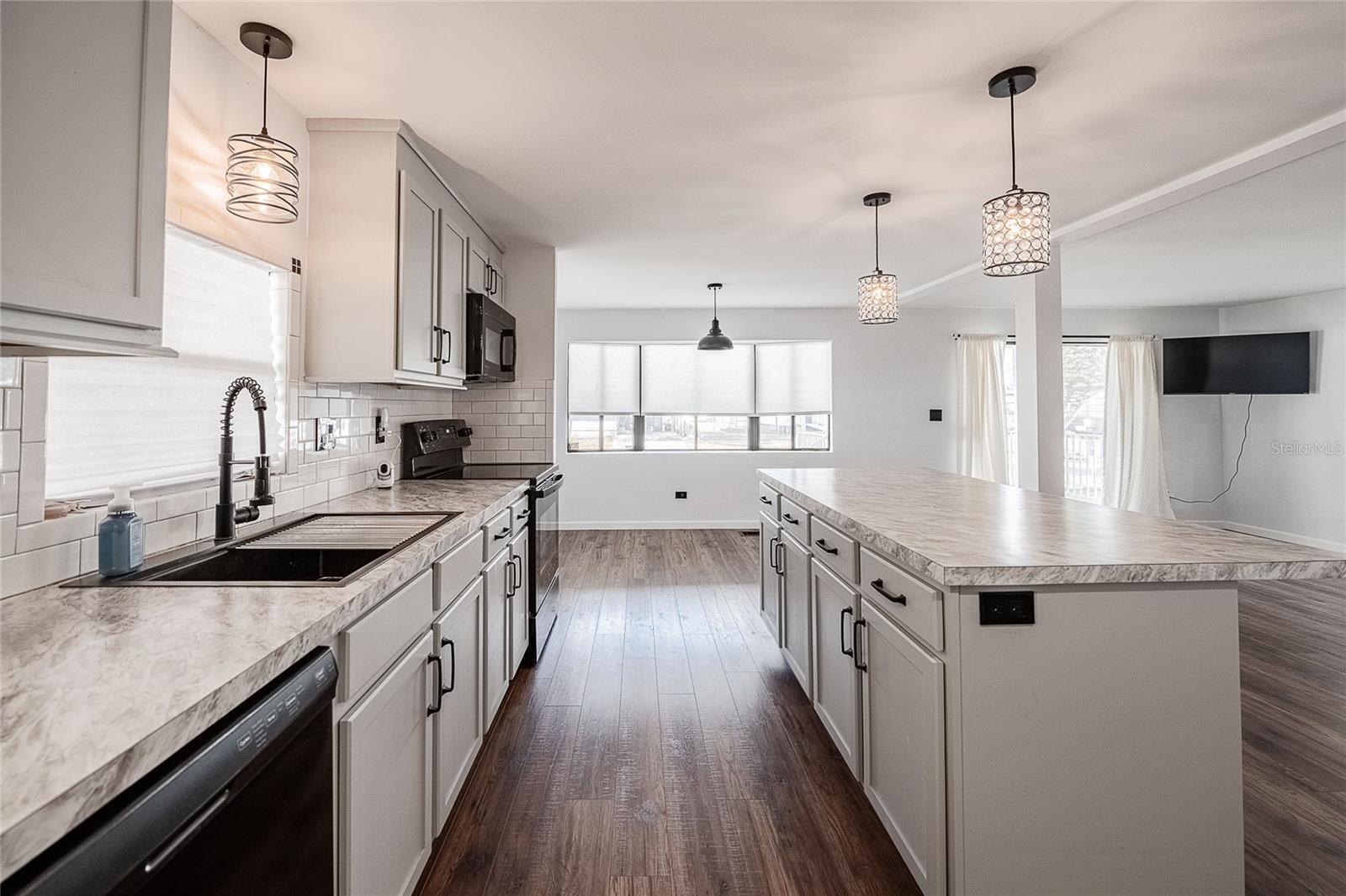 Image 10 of 28 For 511 Lazy Lake Drive W