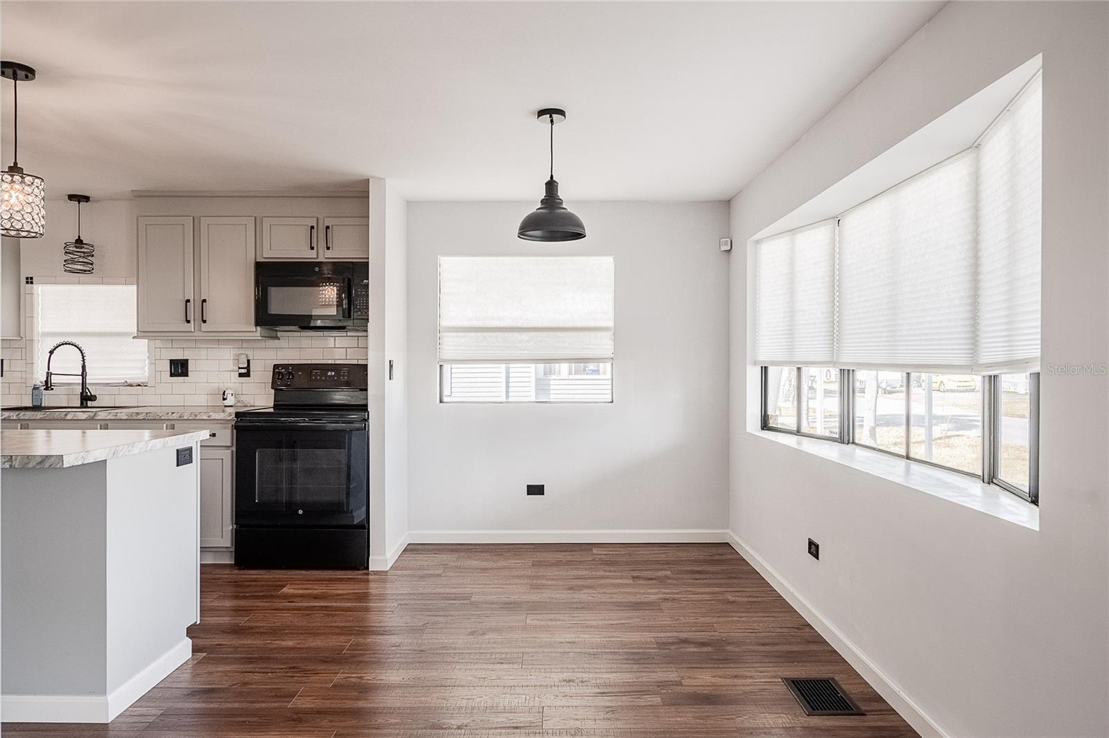 Image 13 of 28 For 511 Lazy Lake Drive W