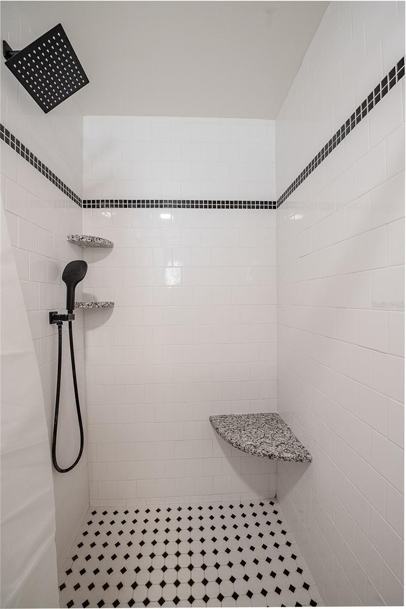 Image 19 of 28 For 511 Lazy Lake Drive W