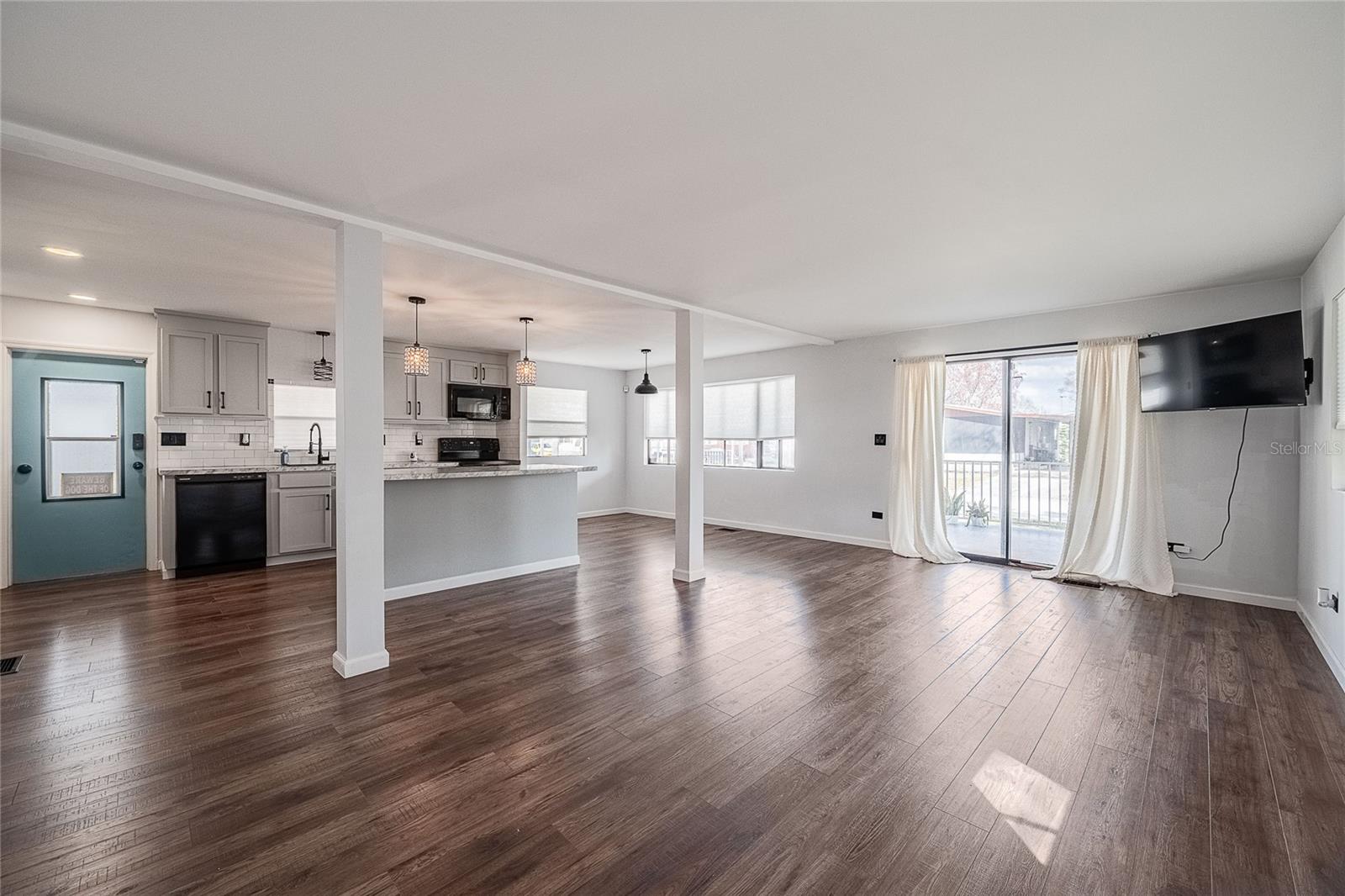 Image 5 of 28 For 511 Lazy Lake Drive W