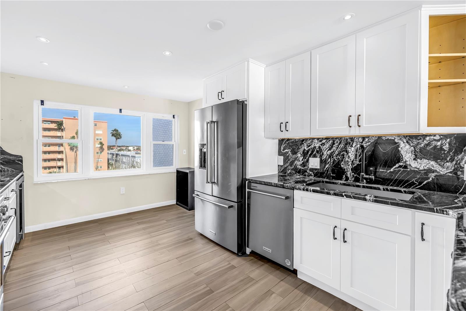 Listing photo id 8 for 1868 Shore Drive S 514