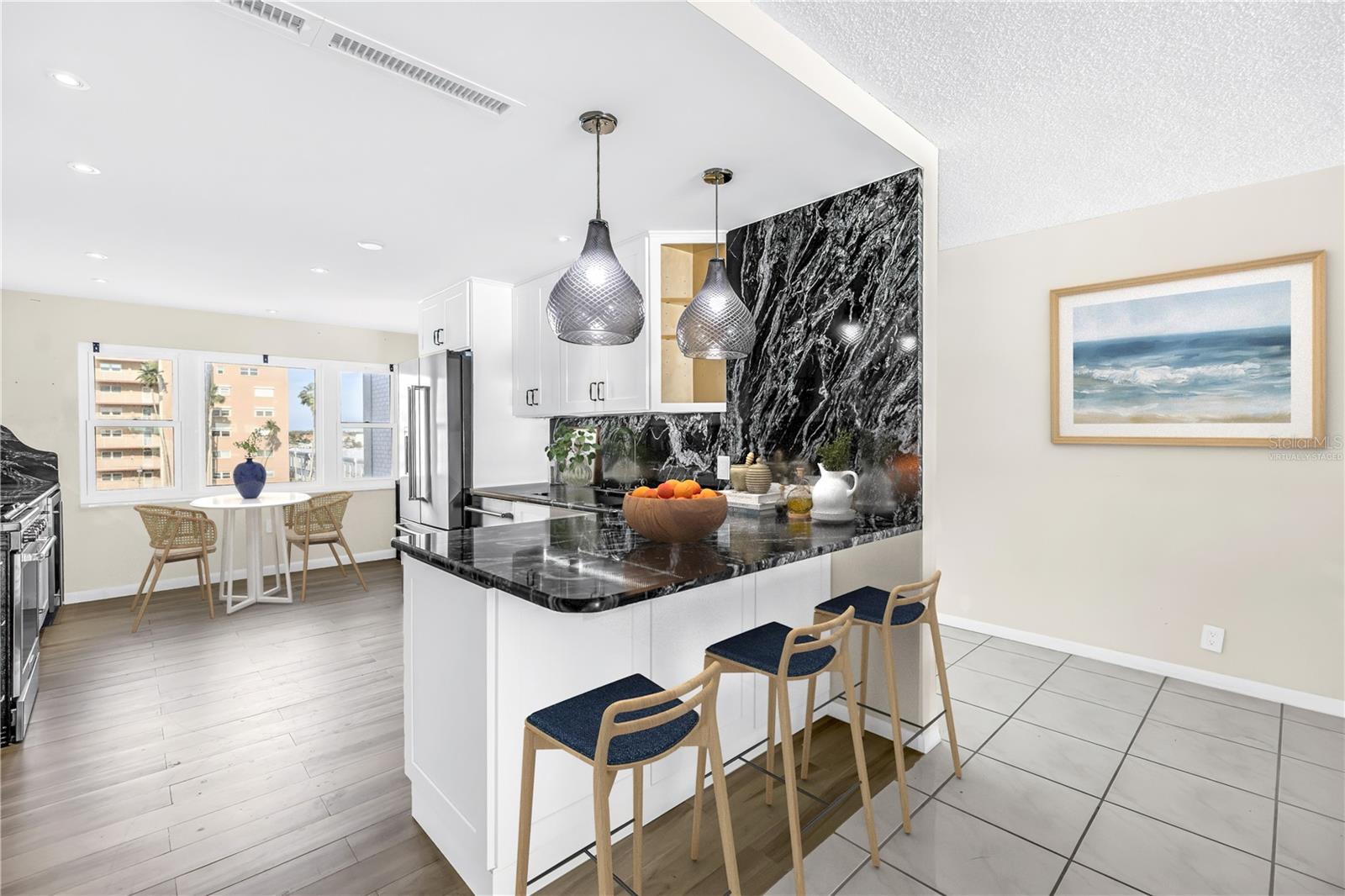 Listing photo id 9 for 1868 Shore Drive S 514