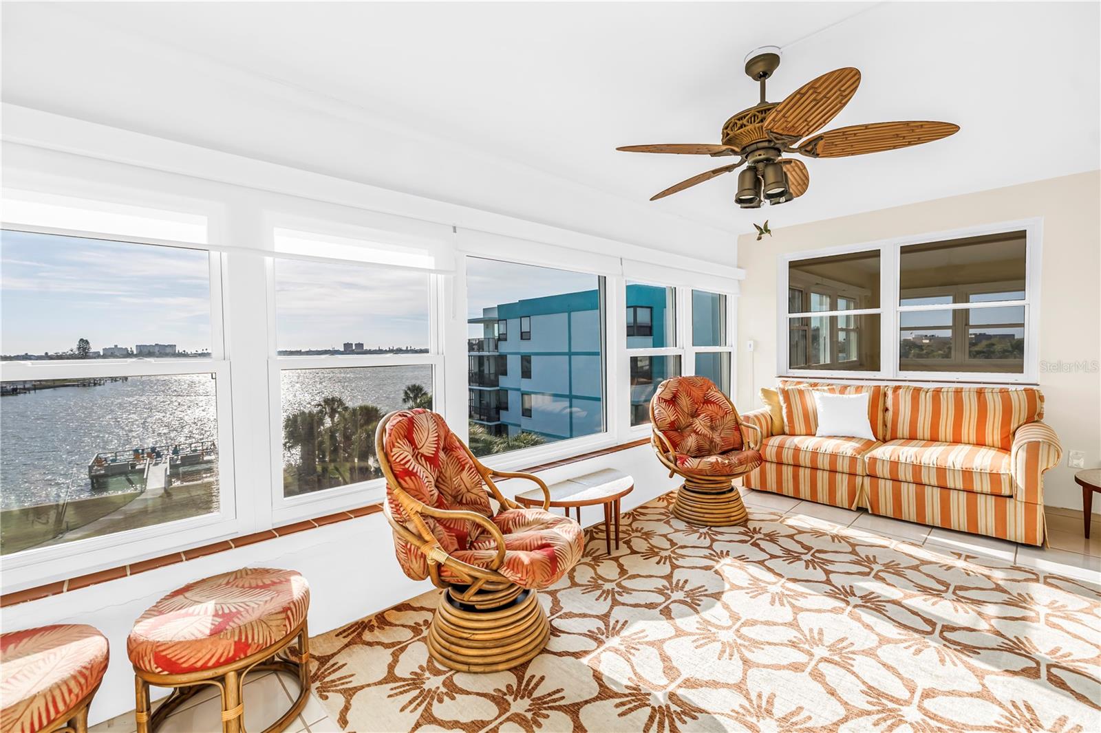 Listing photo id 13 for 1868 Shore Drive S 514