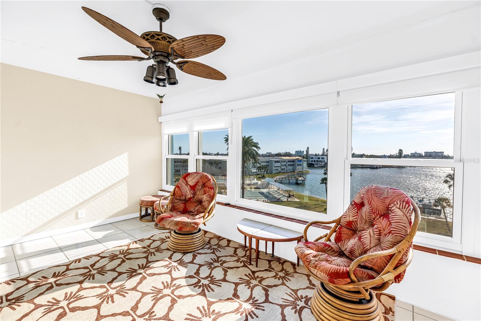 Listing photo id 15 for 1868 Shore Drive S 514