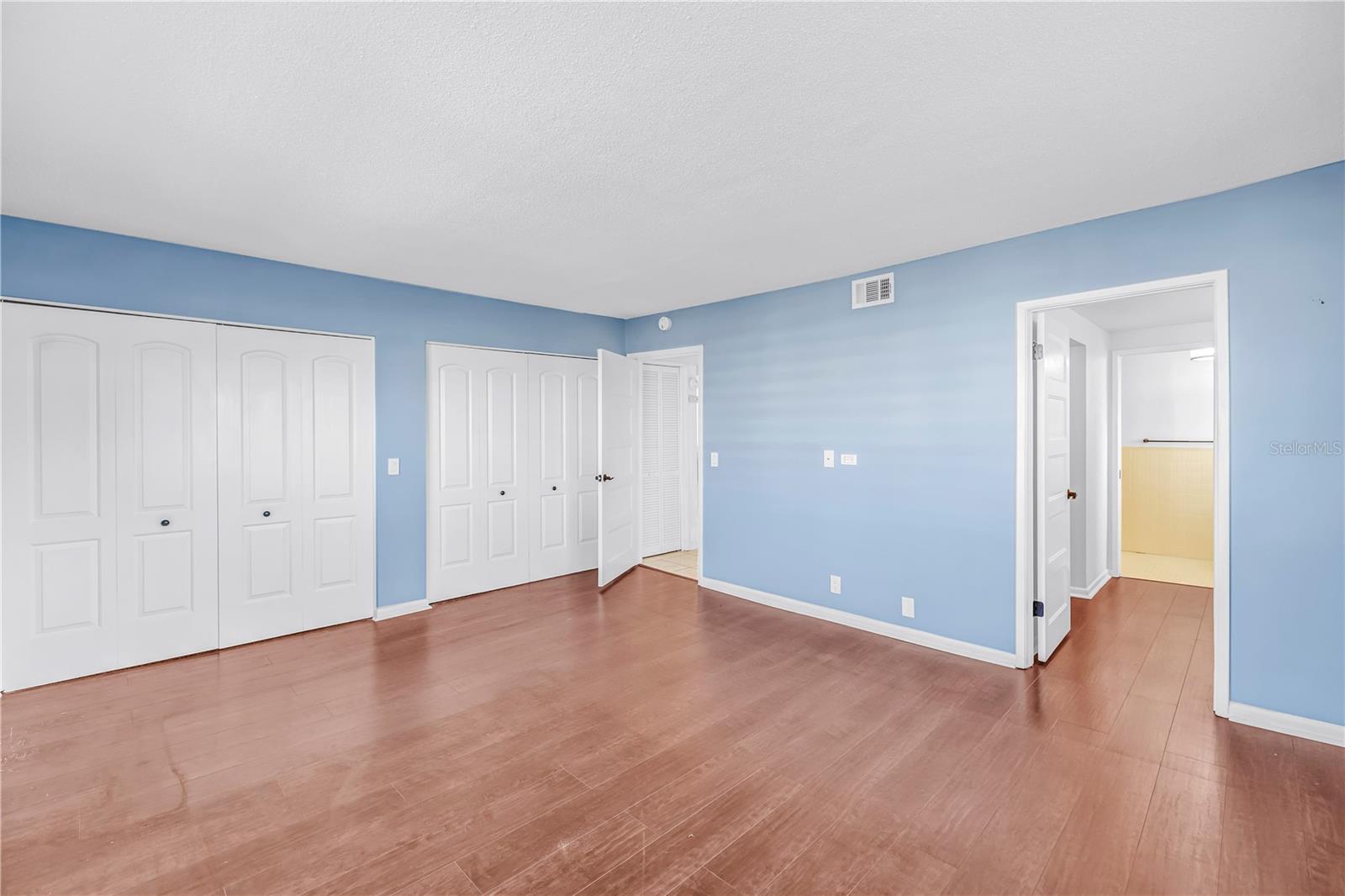 Listing photo id 17 for 1868 Shore Drive S 514