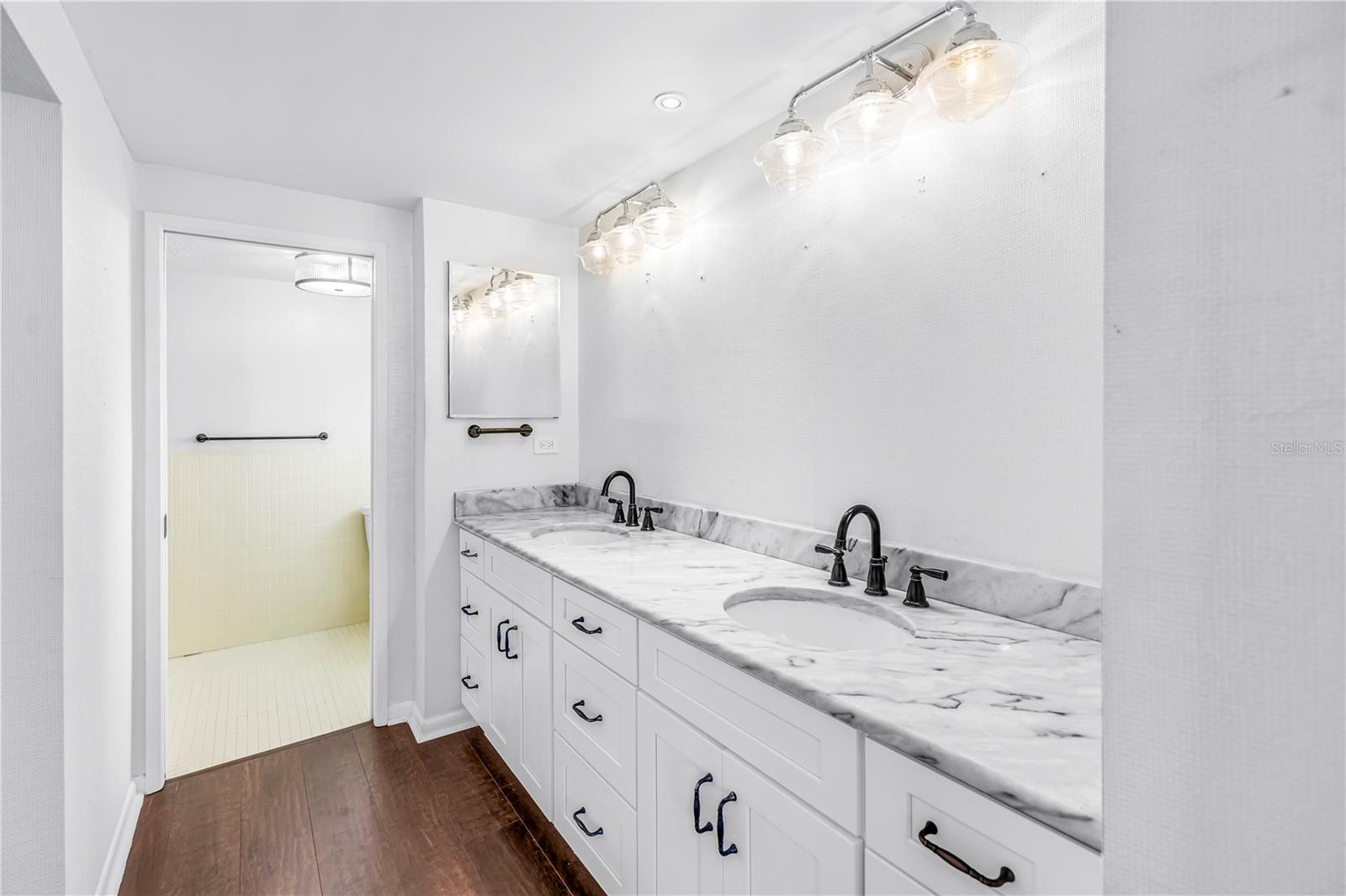 Listing photo id 20 for 1868 Shore Drive S 514