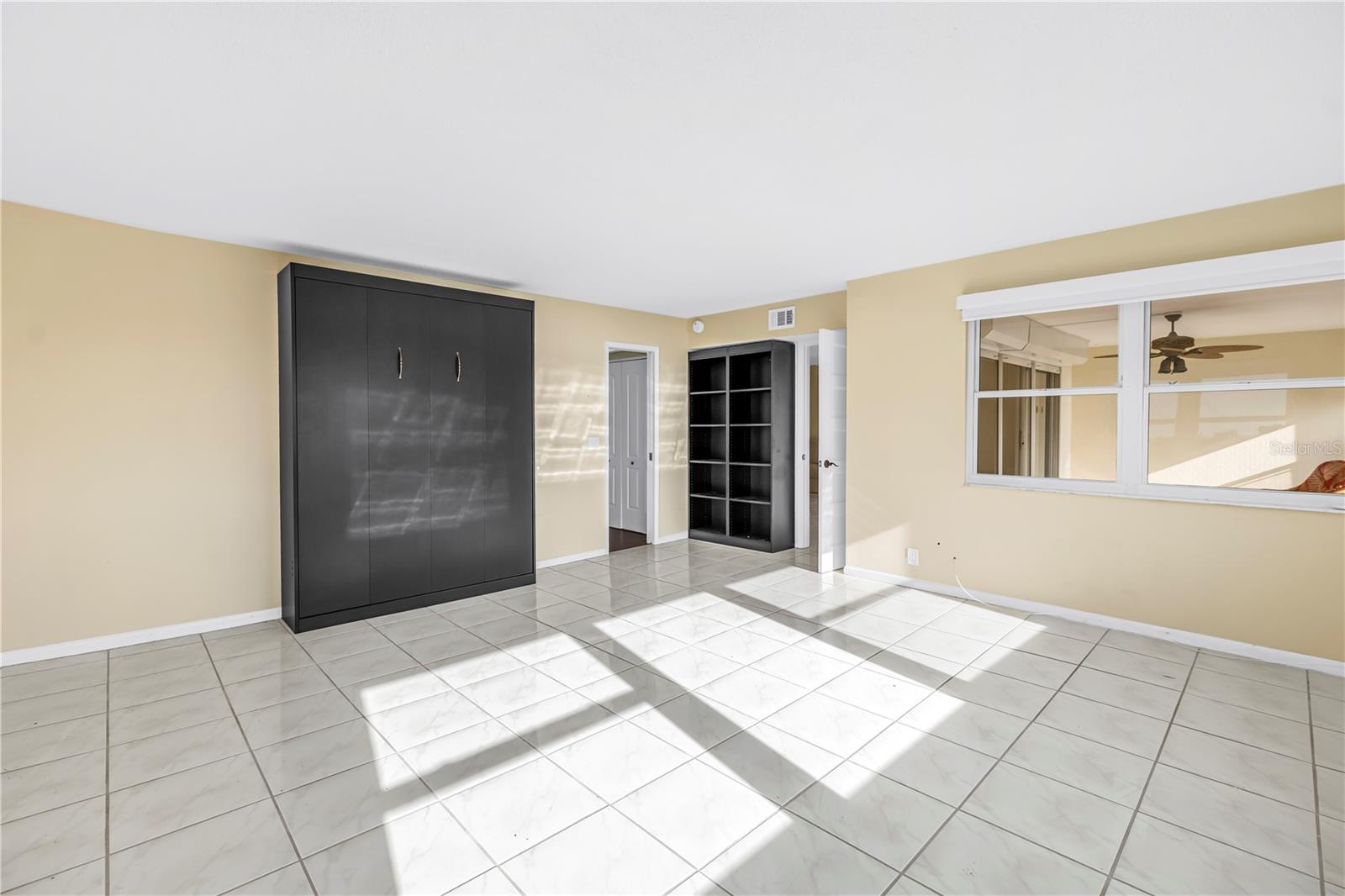 Listing photo id 23 for 1868 Shore Drive S 514