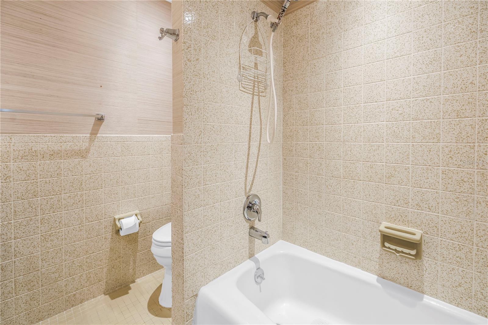 Listing photo id 27 for 1868 Shore Drive S 514