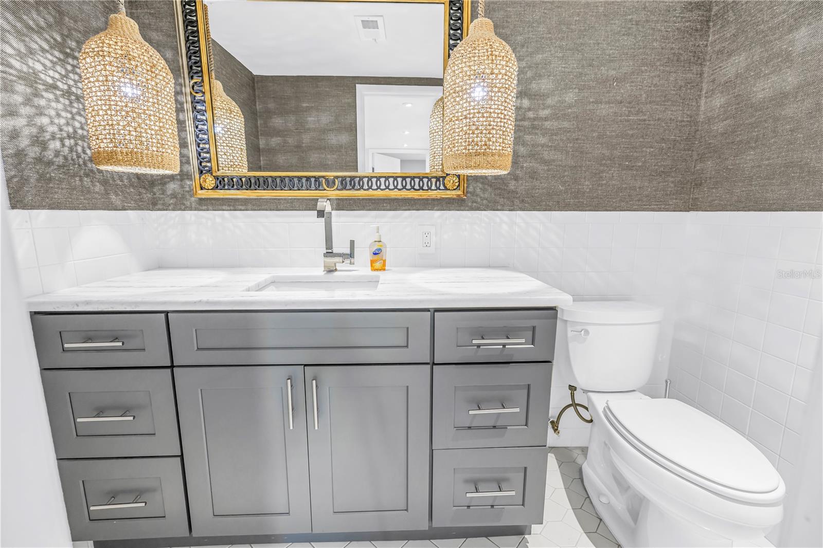 Listing photo id 28 for 1868 Shore Drive S 514