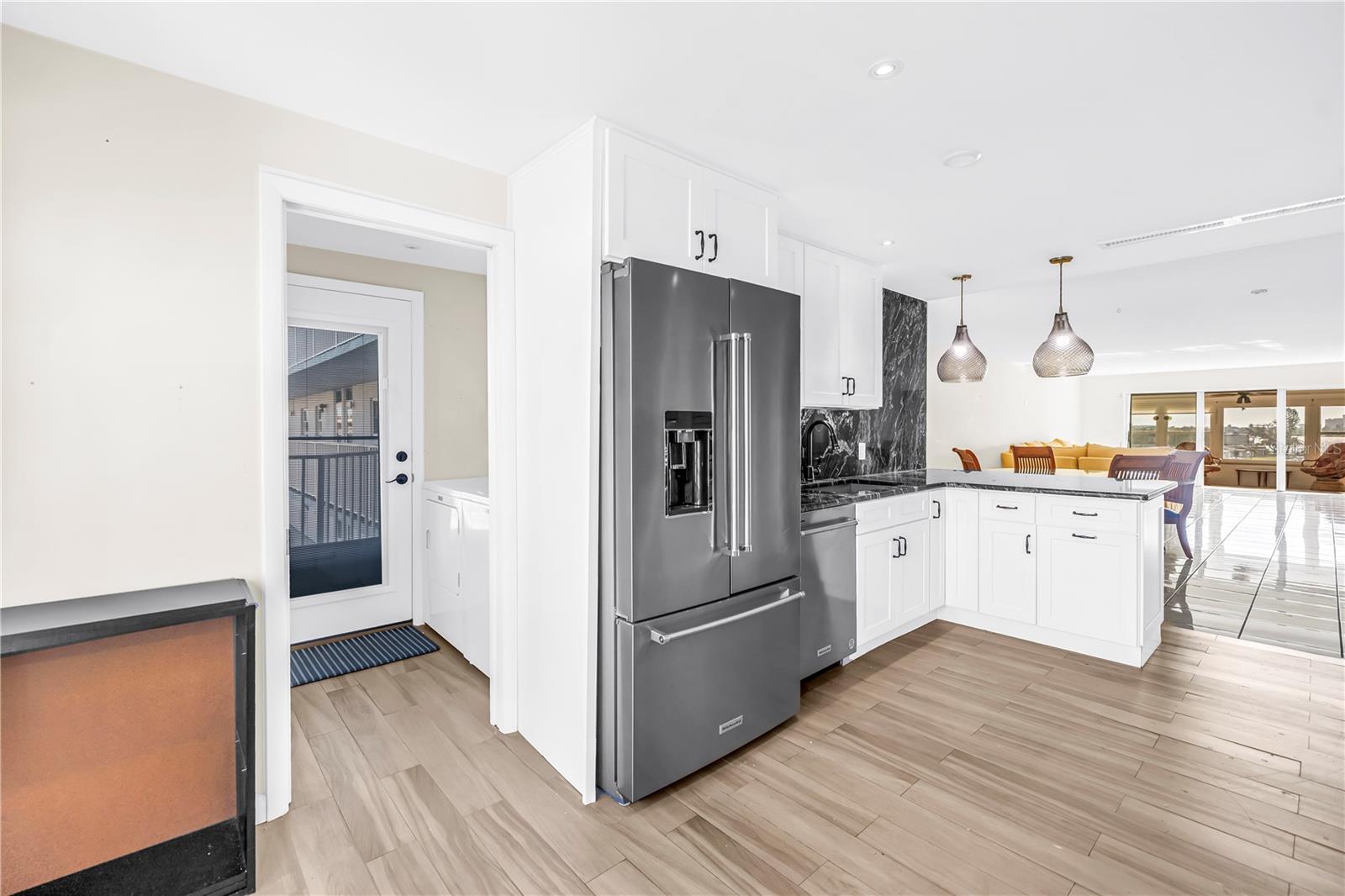 Listing photo id 29 for 1868 Shore Drive S 514