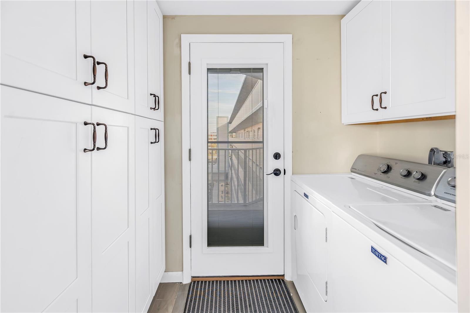 Listing photo id 30 for 1868 Shore Drive S 514