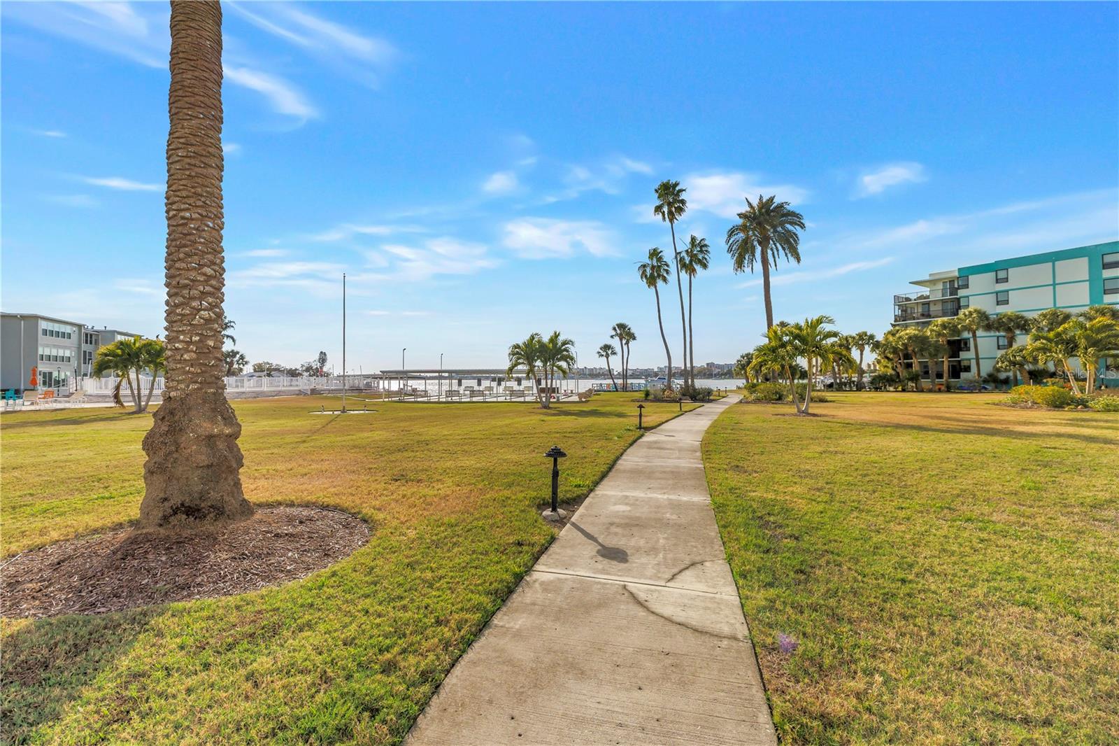 Listing photo id 33 for 1868 Shore Drive S 514