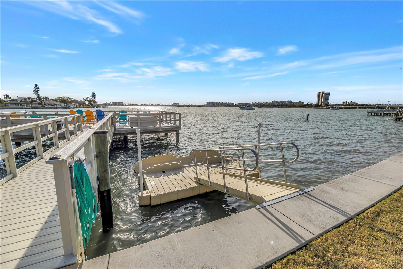 Listing photo id 36 for 1868 Shore Drive S 514