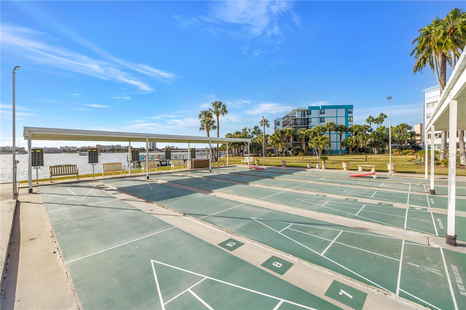 Listing photo id 37 for 1868 Shore Drive S 514