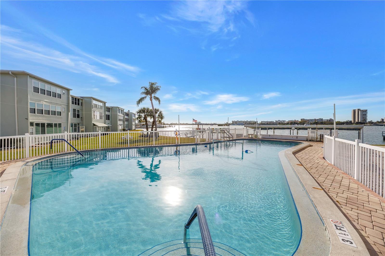 Listing photo id 38 for 1868 Shore Drive S 514