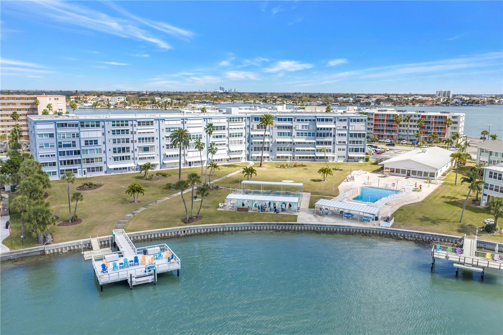 Listing photo id 41 for 1868 Shore Drive S 514