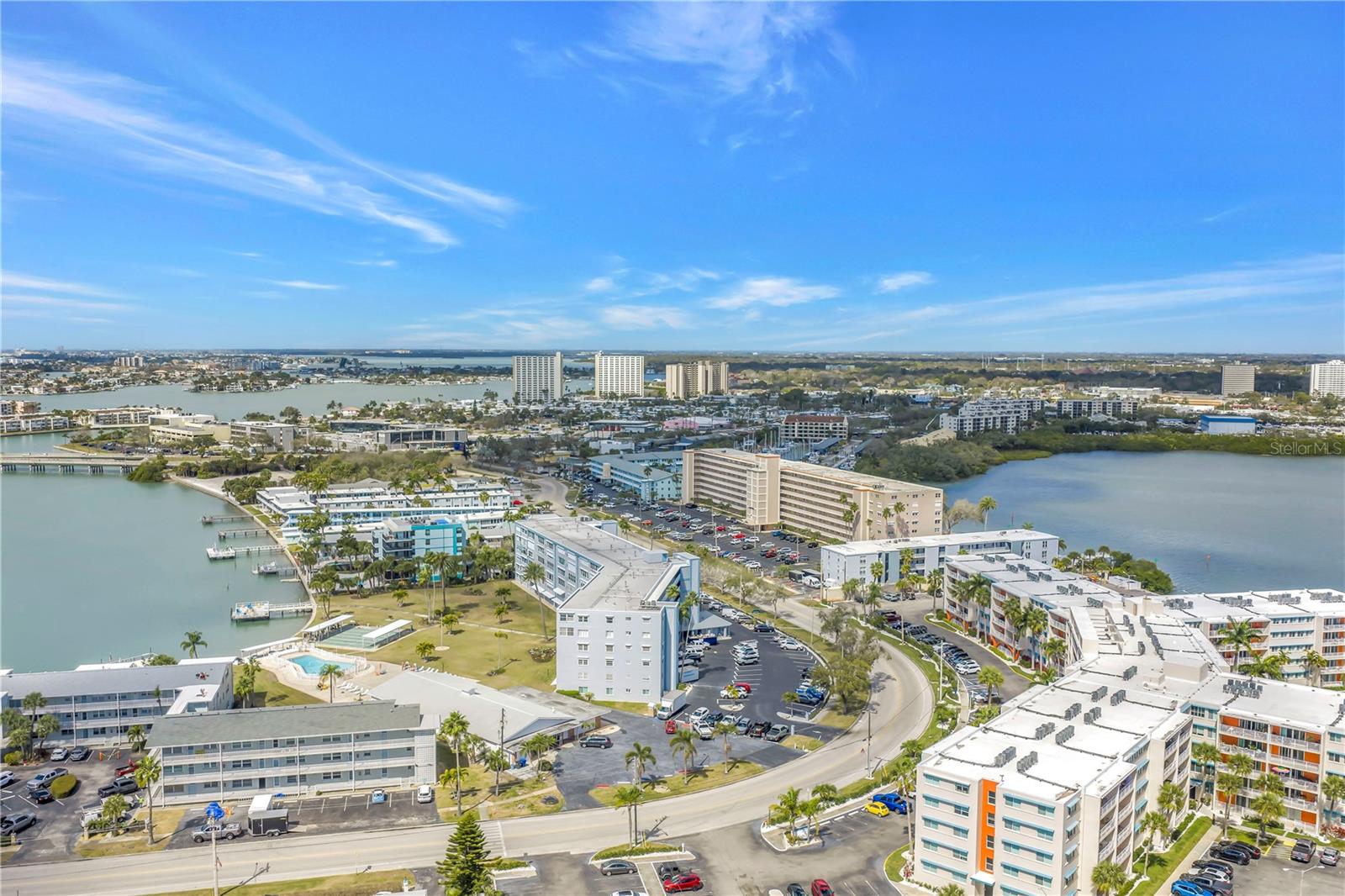 Listing photo id 46 for 1868 Shore Drive S 514