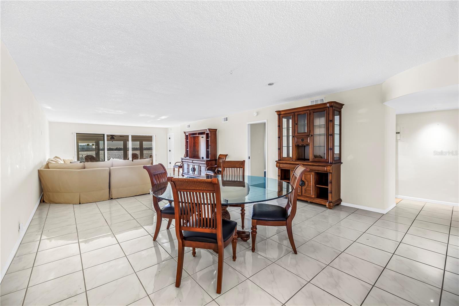 Listing photo id 3 for 1868 Shore Drive S 514