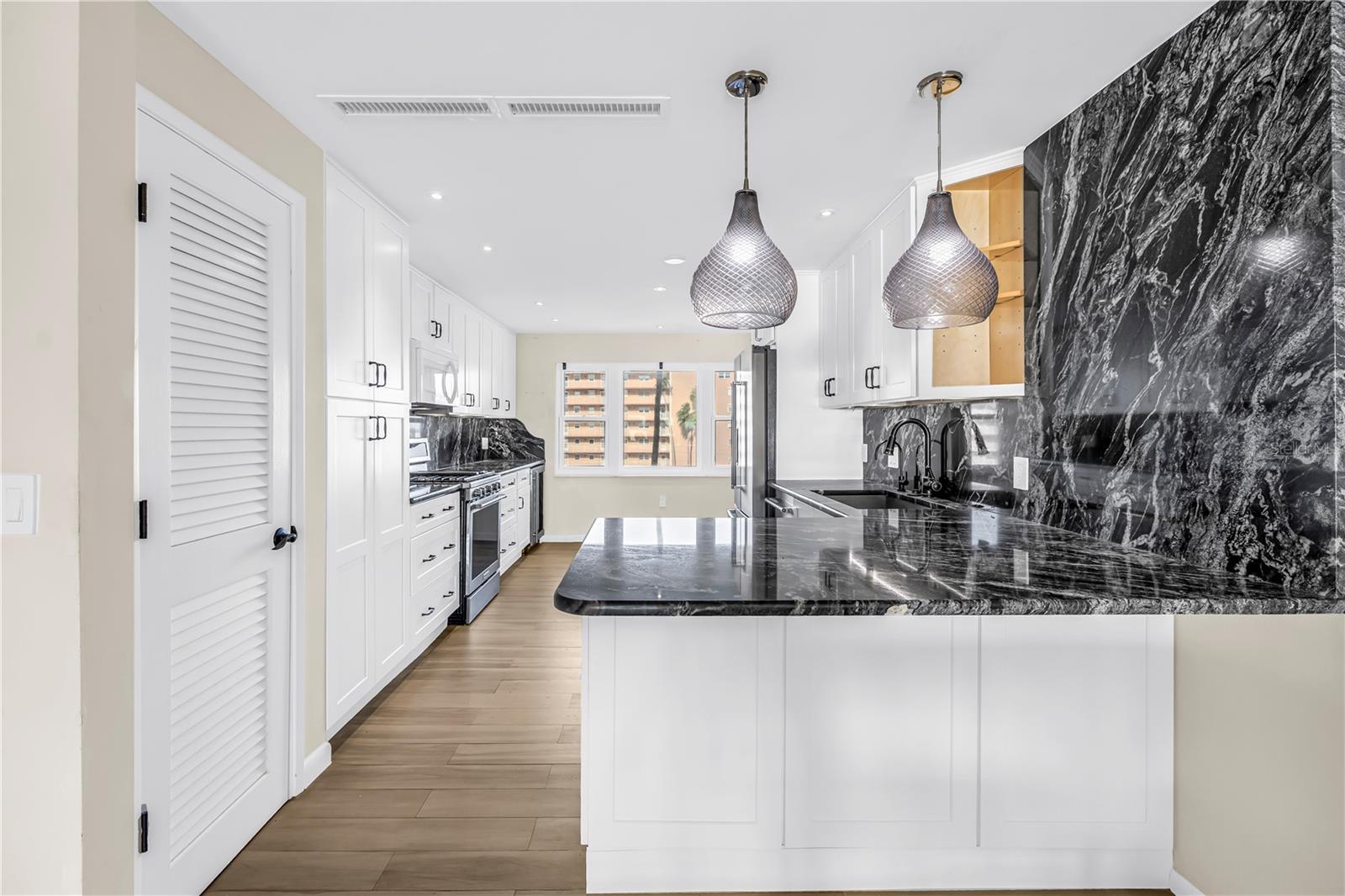 Listing photo id 5 for 1868 Shore Drive S 514