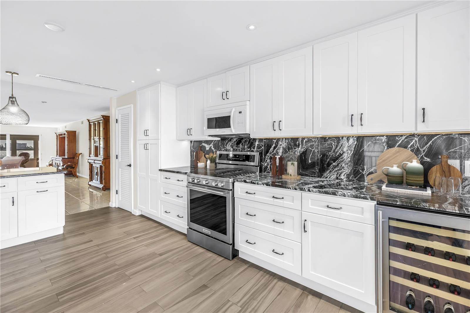 Listing photo id 7 for 1868 Shore Drive S 514