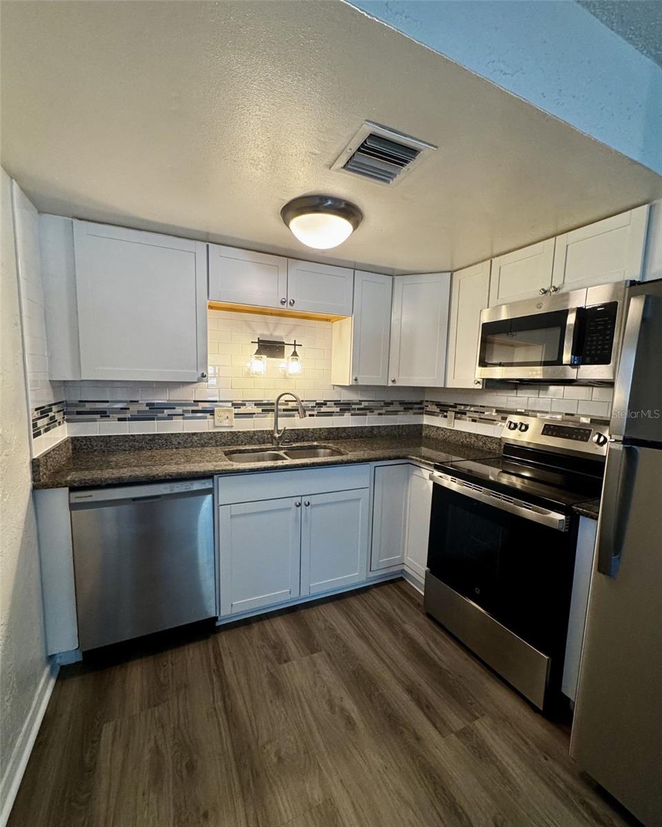 Image 3 of 14 For 1142 Sunset Point Road 15