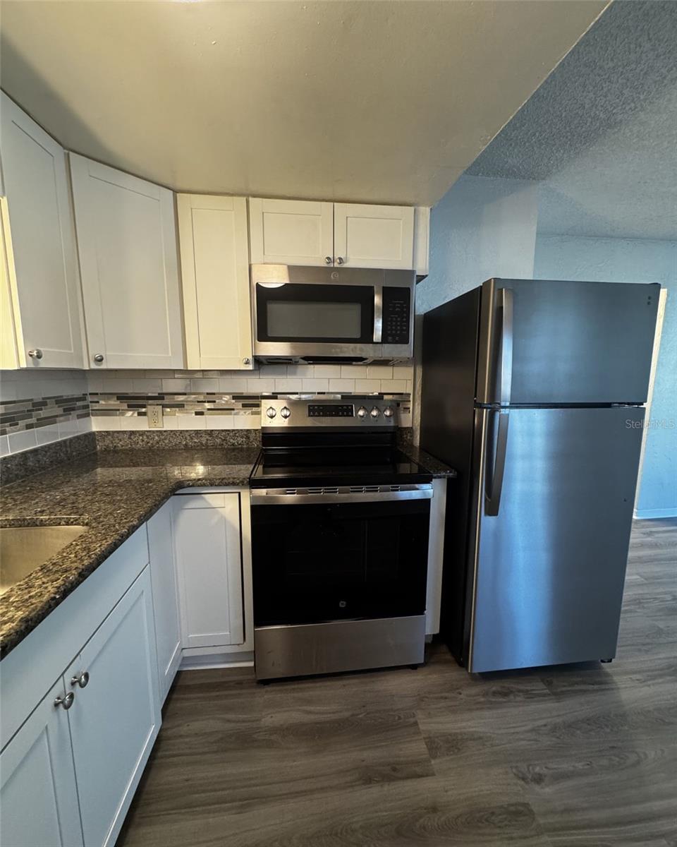 Image 4 of 14 For 1142 Sunset Point Road 15