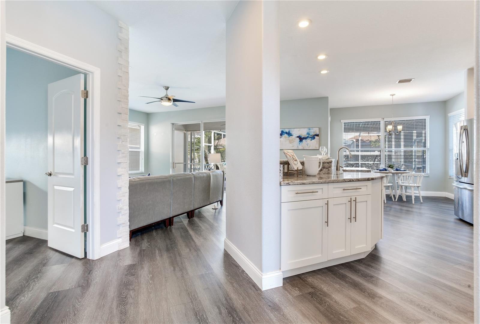 Listing photo id 12 for 517 Harbor Grove Circle